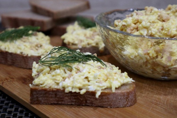 Paté de hígado de bacalao con huevos y hierbas frescas