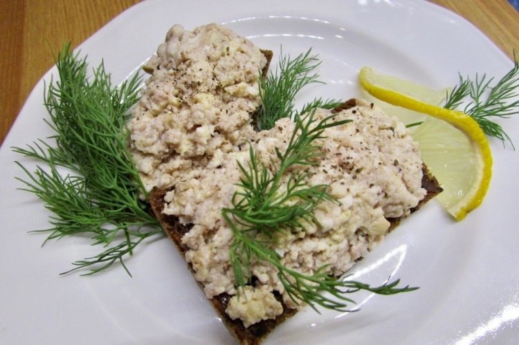 Paté de hígado de bacalao con guisantes enlatados