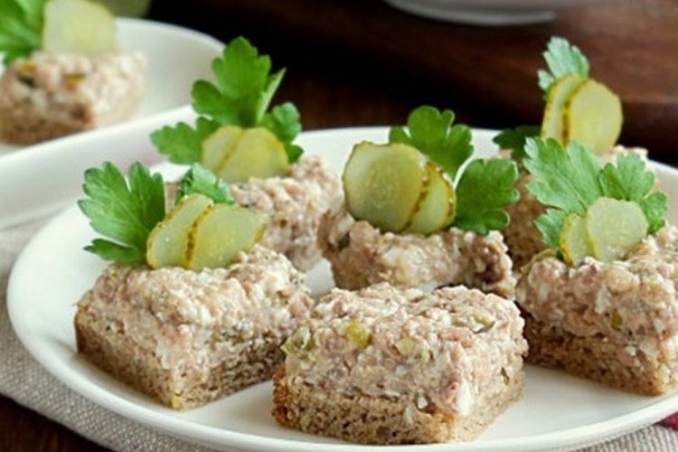 Paté de hígado de bacalao con pepinillos