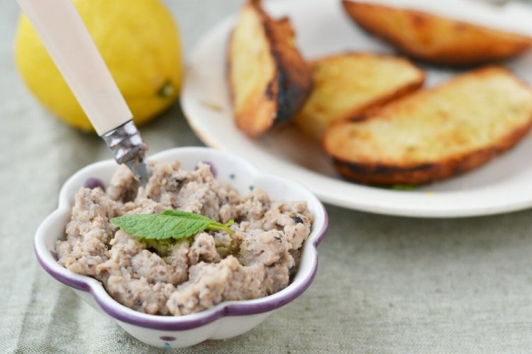 Paté de frijoles con cebolla