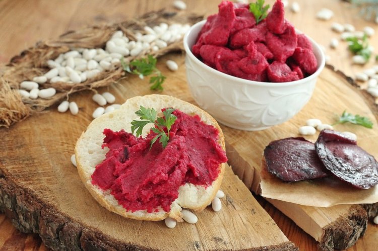 Paté de frijoles con remolacha