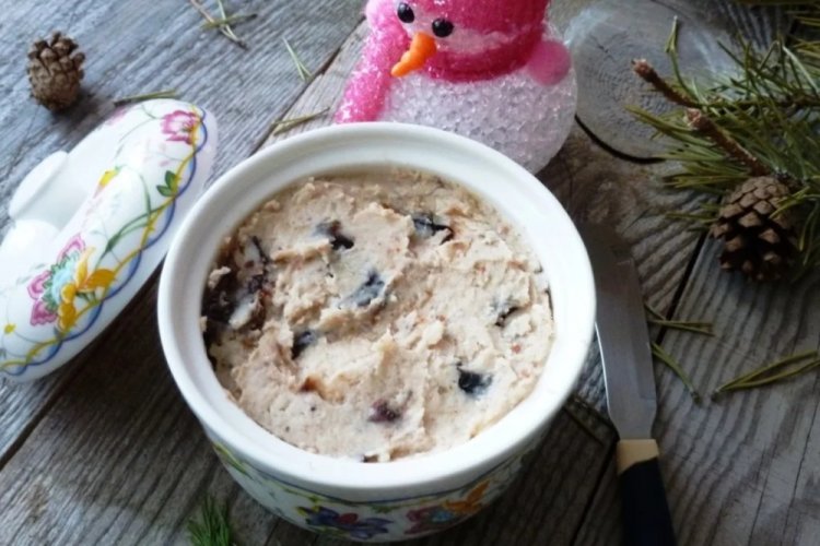 Paté de frijoles con ciruelas pasas