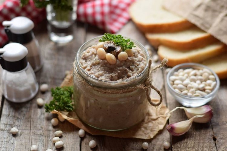 Paté de frijoles con champiñones