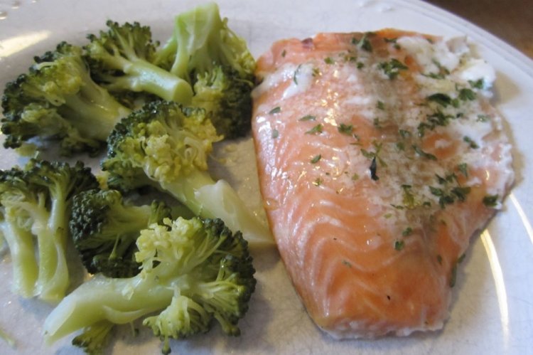 Salmón con brócoli en salsa cremosa