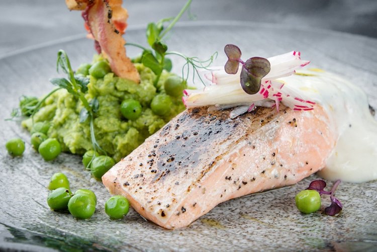 Salmón con guisantes verdes en salsa cremosa