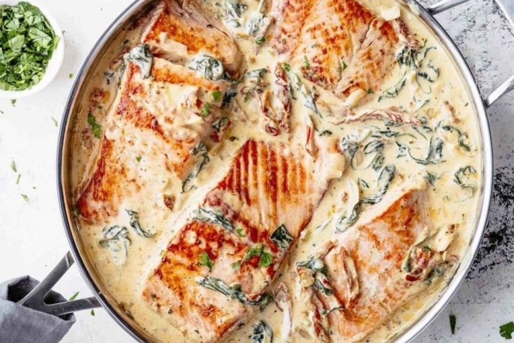 Salmón con espinacas en salsa cremosa