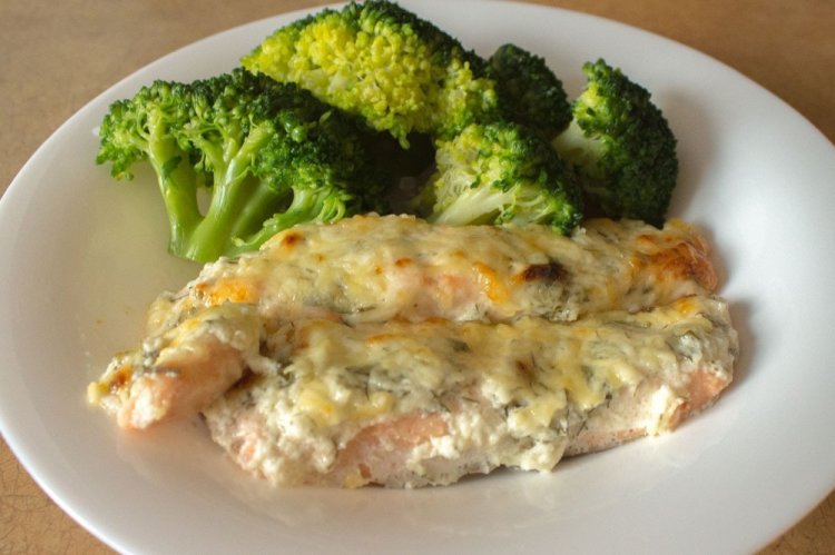 Salmón en salsa cremosa con yema y queso