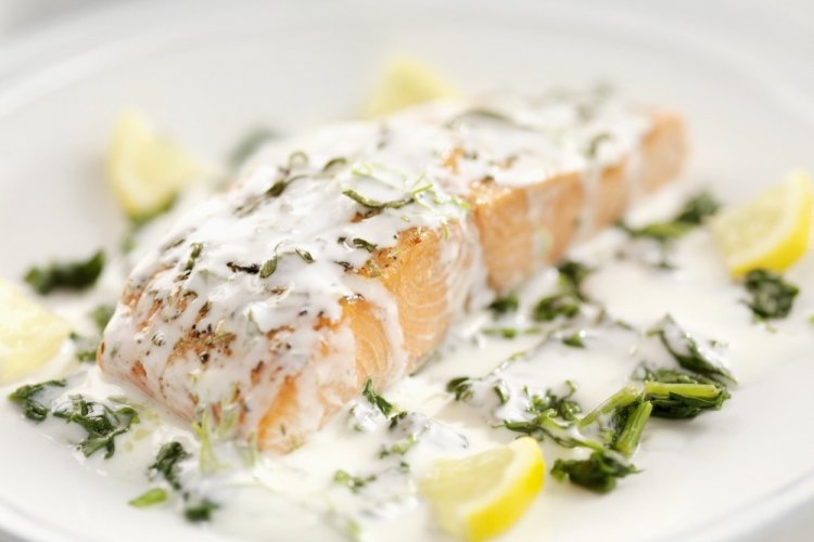 Salmón con hierbas en salsa cremosa