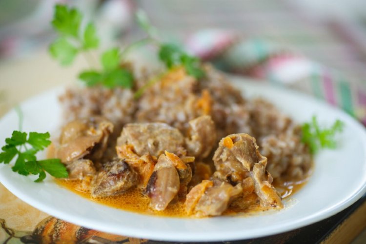 Mollejas de pollo con cebolla y zanahoria en crema agria