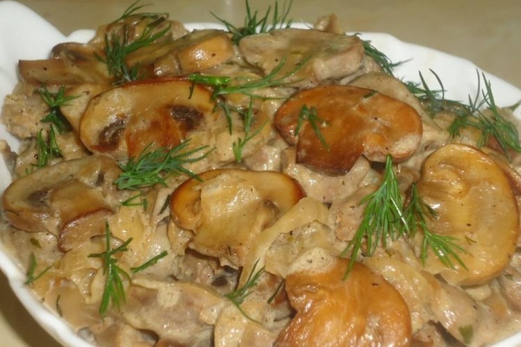 Mollejas de pollo con champiñones en crema agria