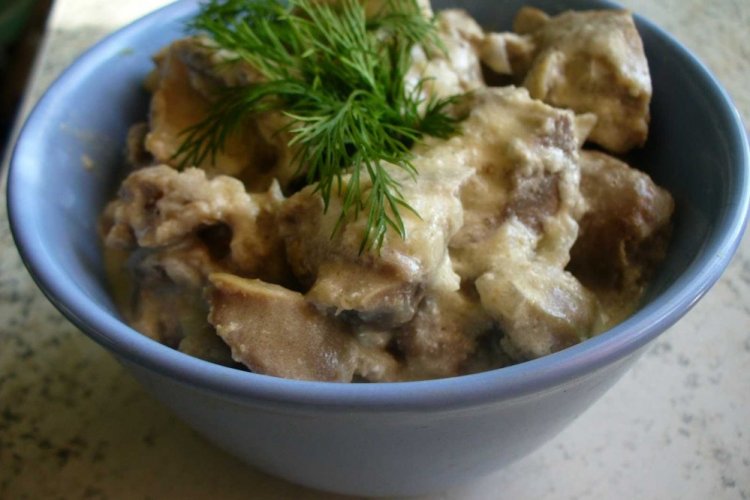 Mollejas de pollo con crema agria en olla de cocción lenta