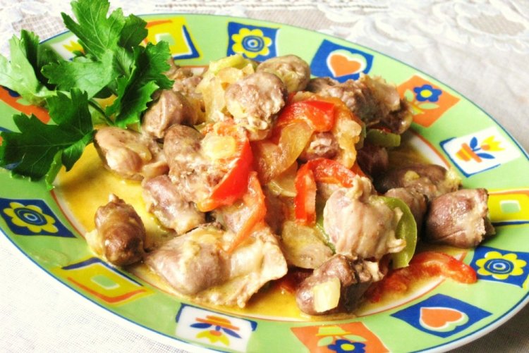 Mollejas de pollo en crema agria y salsa de soja