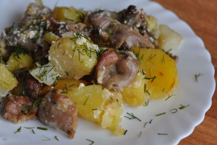 Mollejas de pollo con patatas en crema agria