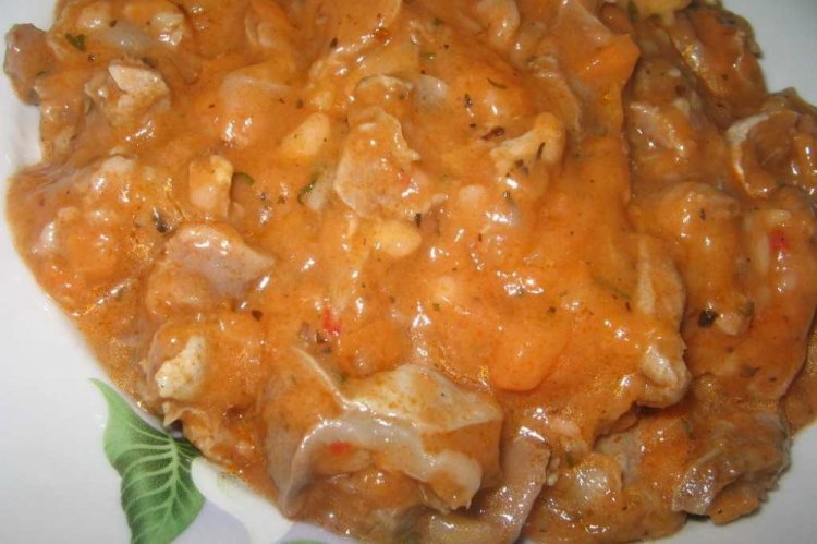 Mollejas de pollo en crema agria con pasta de tomate