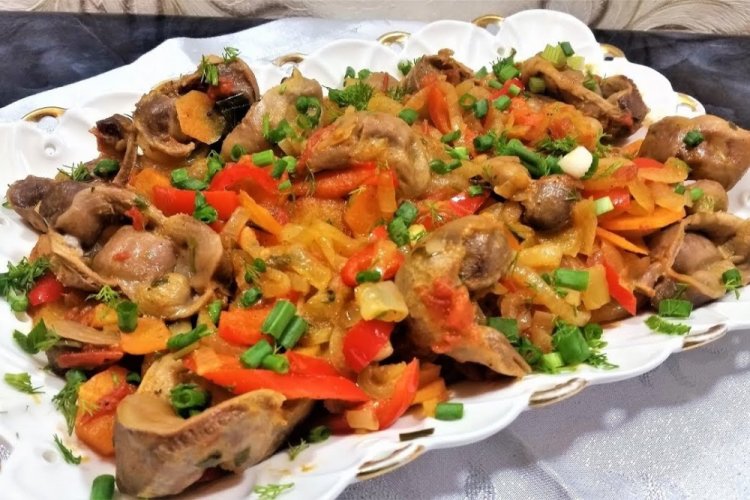 Mollejas de pollo con mezcla de verduras en crema agria