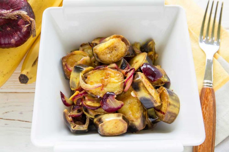 Fried Bananas with Onion and Curry