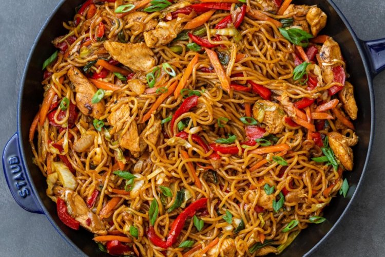Yakisoba con pollo y verduras