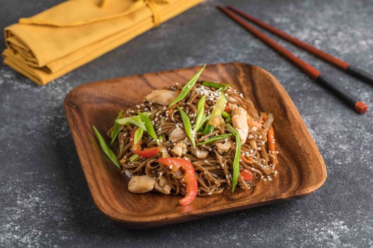 Yakisoba con cerdo y pimiento morrón