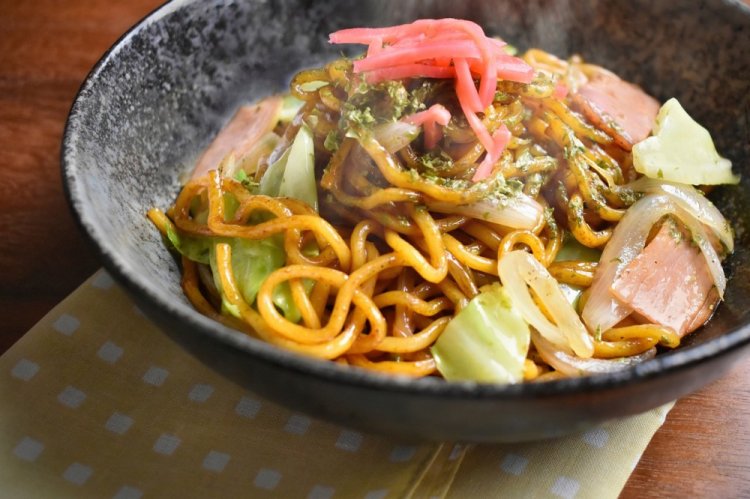Yakisoba con col china y pasta de chile