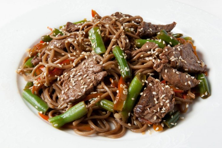 Yakisoba con ternera y judías verdes