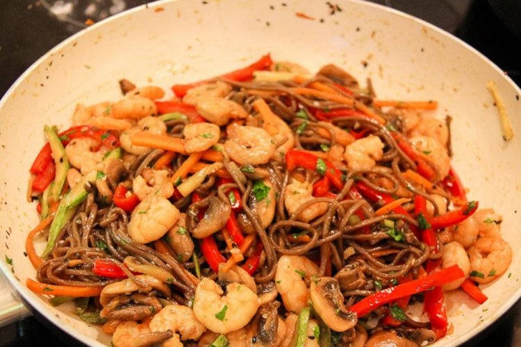 Yakisoba con camarones y champiñones