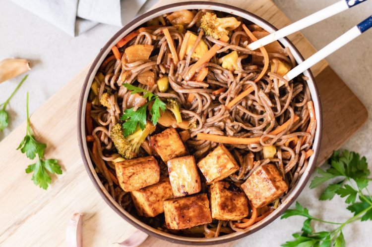 Yakisoba con tofu y miel