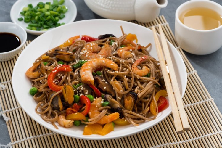 Yakisoba con pollo y mariscos