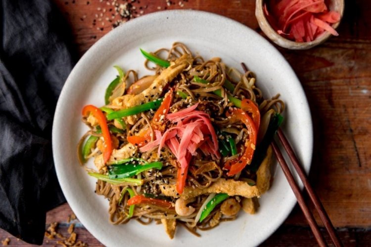 Yakisoba con calabacín y berenjena