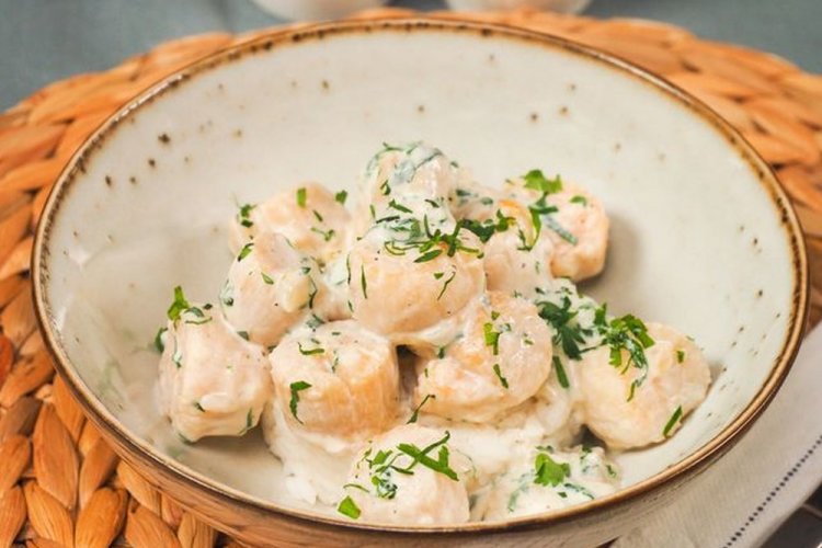 Vieiras en salsa cremosa con parmesano