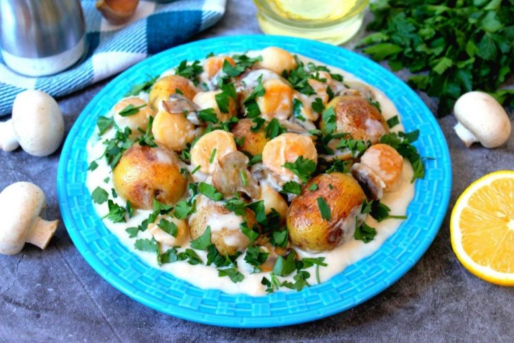 Vieiras con patatas y champiñones en salsa cremosa