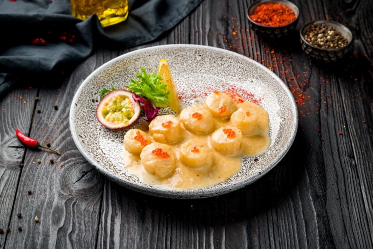 Vieiras en salsa cremosa con yemas de huevo
