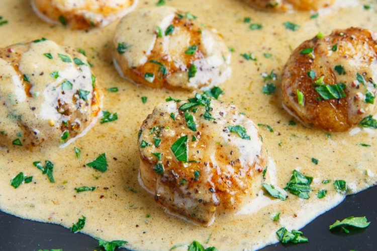 Vieiras en salsa cremosa con gambas