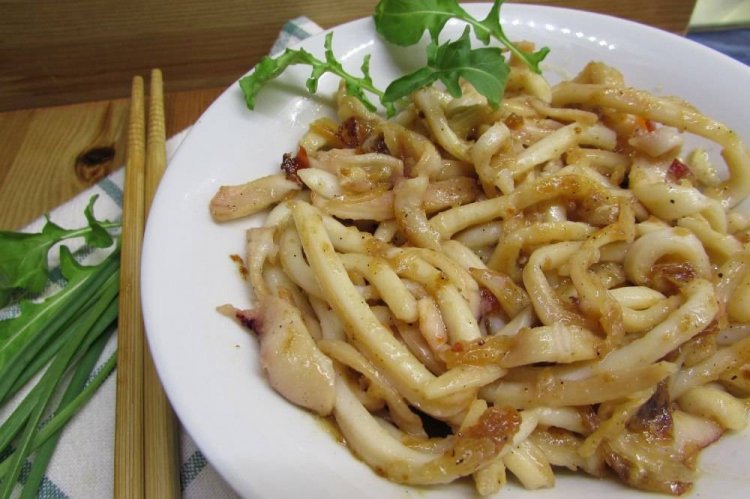 Calamares fritos con cebolla en mantequilla