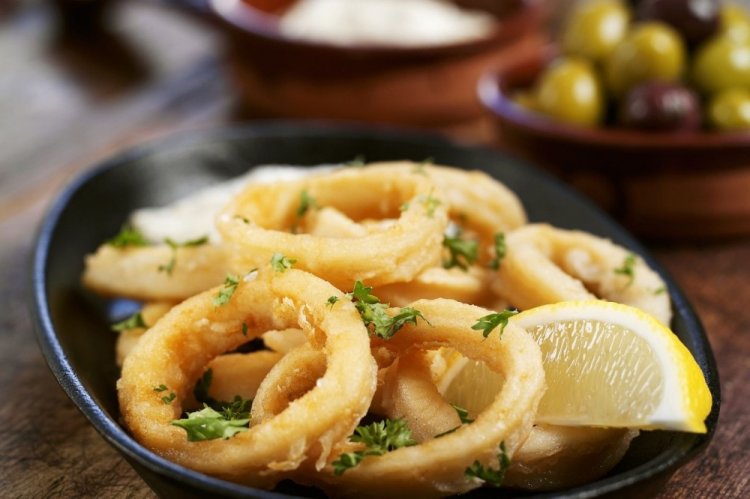 Calamares fritos con limón y hierbas