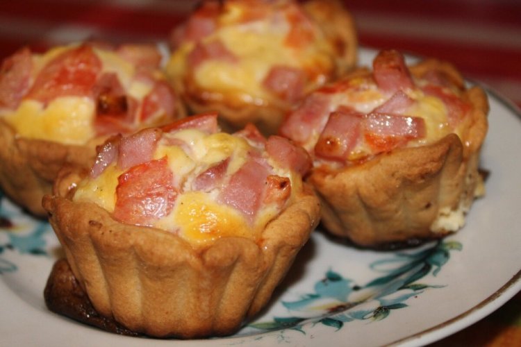Tartlets with Sausage in the Oven
