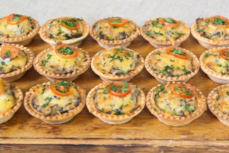 Baked Tartlets with Mushrooms and Bell Pepper