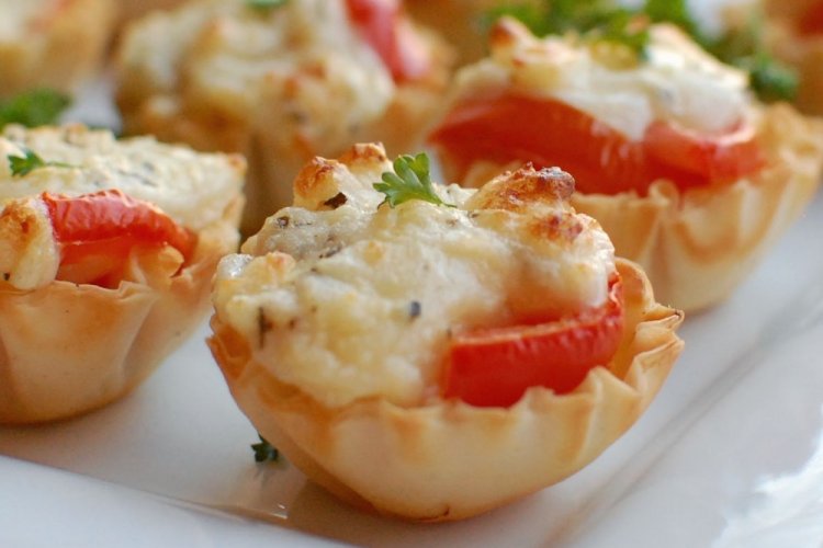 Baked Tartlets with Chicken and Tomatoes