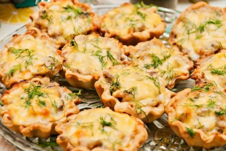 Tartlets with Chicken and Mushrooms in the Oven