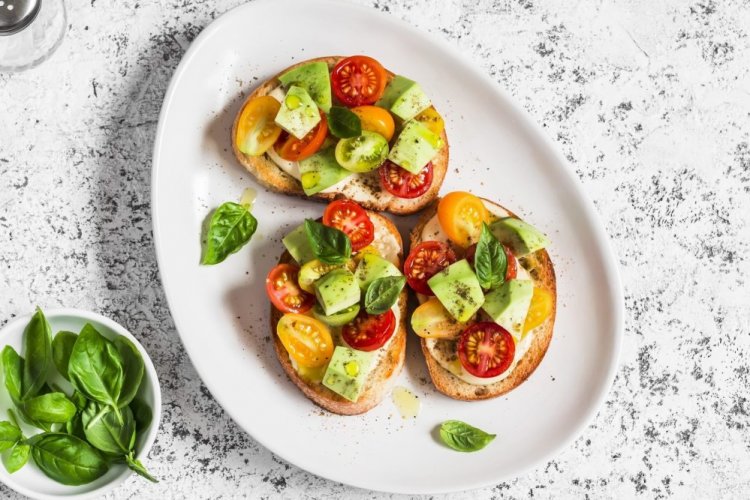 Bruschetta con aguacate, ricotta y tomates cherry