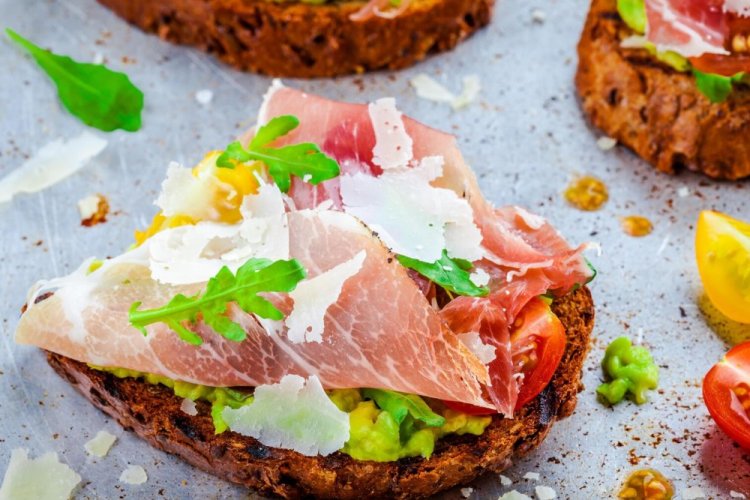 Bruschetta con aguacate y prosciutto