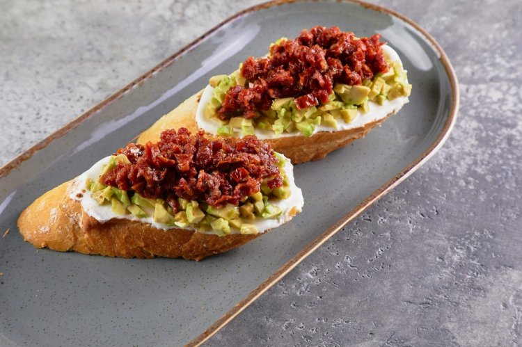 Bruschetta con aguacate y tomates secos