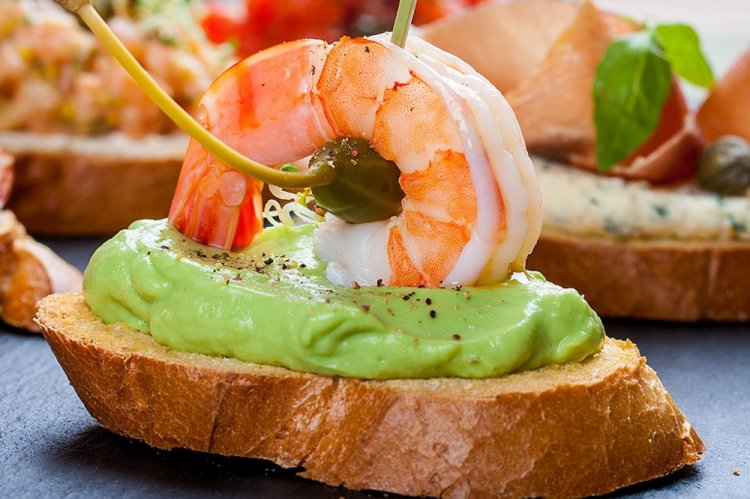 Bruschetta con camarones y aguacate