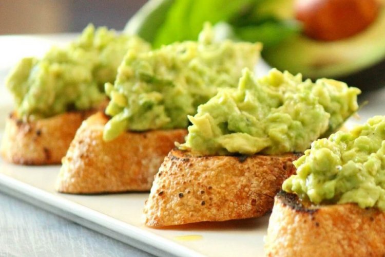 Bruschetta con aguacate y queso duro