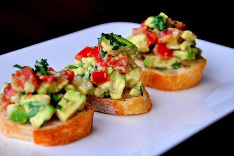 Bruschetta con aguacate y verduras