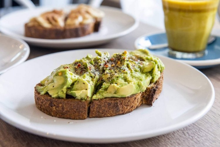 Bruschetta con aguacate y gorgonzola