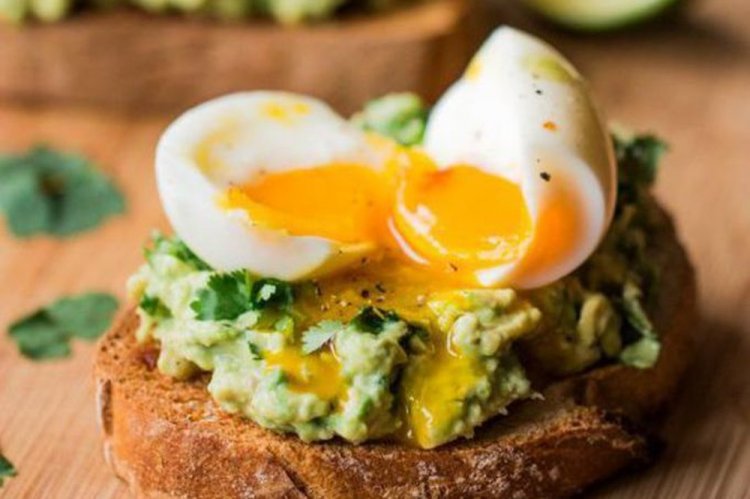 Bruschetta con aguacate y huevos de codorniz