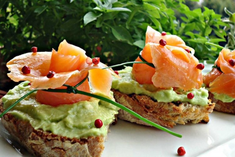 Bruschetta con salmón y aguacate