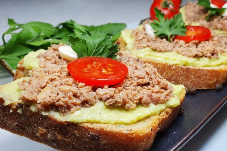 Bruschetta con atún y aguacate
