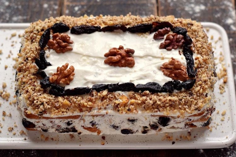 No-Bake Sour Cream Cake with Prunes and Nuts