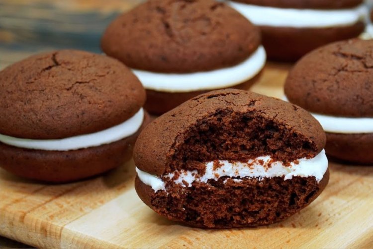 Whoopie Pies with Cream Cheese Frosting